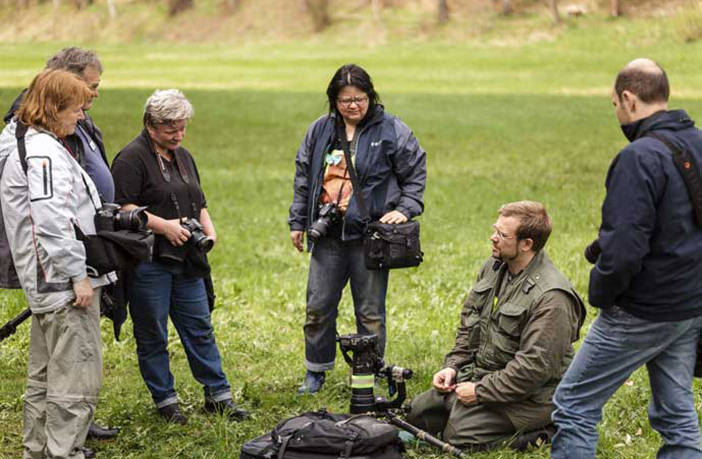 Teilnehmende an einem Fotoseminar